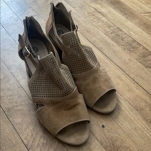 Bella Vita Illiana Cut-Out Block Heeled Sandals